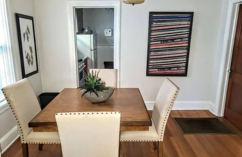Woodland Heights House | Retro Bungalow A Block to Tennis Courts & Park