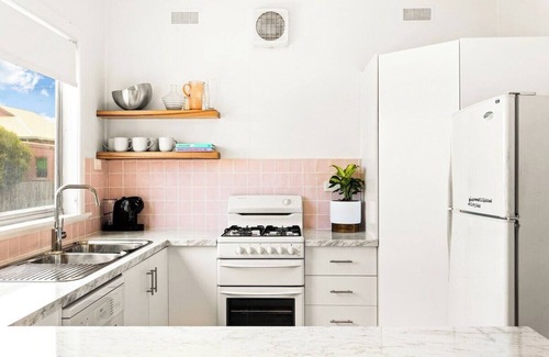 Cowes House | Retro Bungalow near Beach and Shops