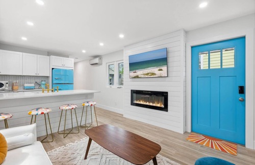 Laurel Park House | Retro Laurel Park Guest Cottage