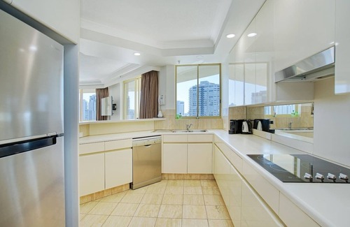 Main Beach Apartment | Retro Main Beach Hidden Gem with Waterfront Views