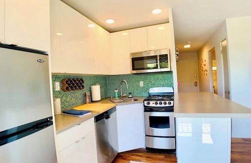 West Queen Anne Apartment | Retro meets Modern-Walkable & Mins to Attractions