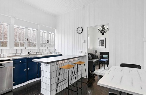 Maryborough House | Retro on walker Holiday Rental - CoastHM