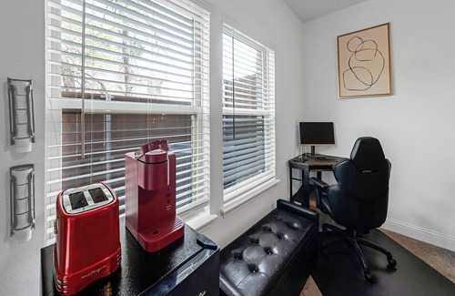 Lewisville House | Retro-style hotel suite with garage & pet-friendly perks