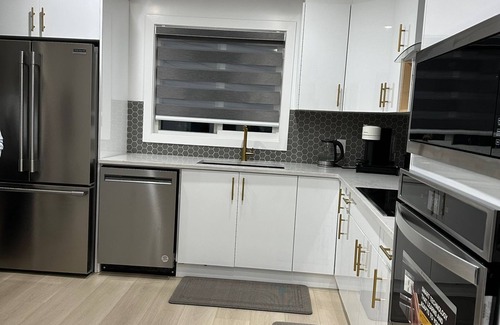 Edmonton House | RGW'S Cozy Casa Upper Modern & Stylish close to Rogers Place close to Down Town