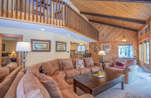 Overlook Park House | RHOD12 - Dreamy Backyard, Hot Tub, Sharc Passes for 2025 - RHOD12
