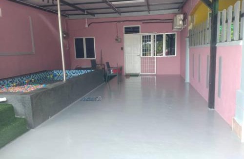 Kampung Kuala Sungai House | Ria Homestay & kolam