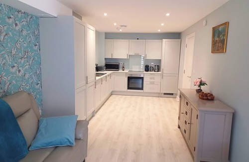 Herne Bay Cottage | Richmond Cottage - Brand New 4BR. Holiday Home with Pool Table and Free Parking!