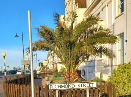 Herne Bay House | Richmond Cottage - Brand New 4BR Holiday Home, just 3 minutes from the beach with Pool Table and Free Parking