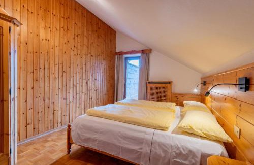 Livinallongo del Col di Lana Cabin | Rifugio Bec de Roces
