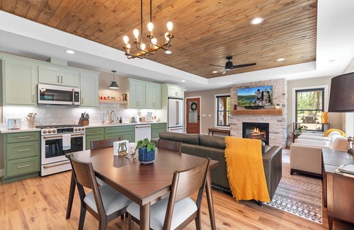 Wisconsin Dells Cabin | Rifugio Graziella, King Bed, Hot Tub, Sauna, Soaking Tub, Fireplace, EV+, Luxury