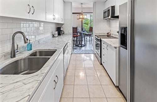 Waialae Iki Condo | Right on the beach near Diamond Head and 4 miles from Waikiki!