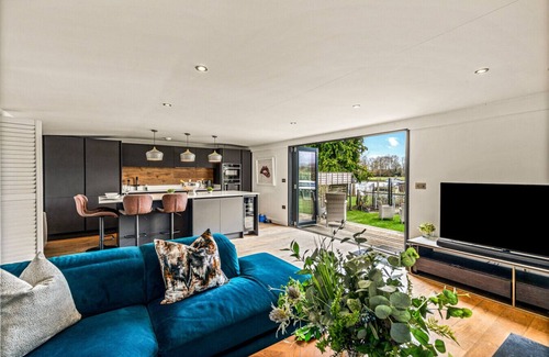 Henley House | River cabin & Mills Cottage