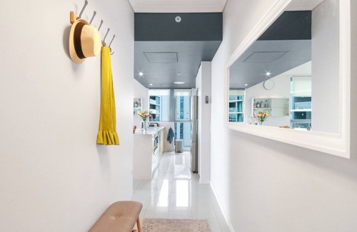 Hamilton Apartment | River + City Views. Unit 4kms from Airport and City