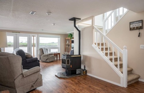 Scappoose Boat Rental | River Fox Floating Home in Scappoose Or. 3 bd, 2 bth.