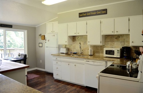 Crescent City House | River Front Getaway Awesome Views Fish/Swim Out the Back Door