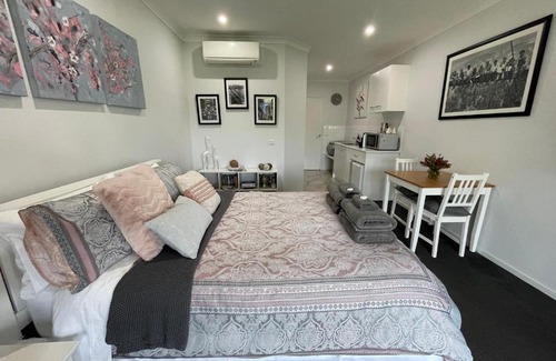 Axedale Bed & Breakfast | River Gardens Axedale Pet Friendly Farmstay B&B