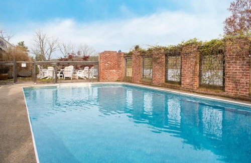 Catskill House | River House by AvantStay Historic Secluded Estate on the Hudson River w Pool Sleeps 24