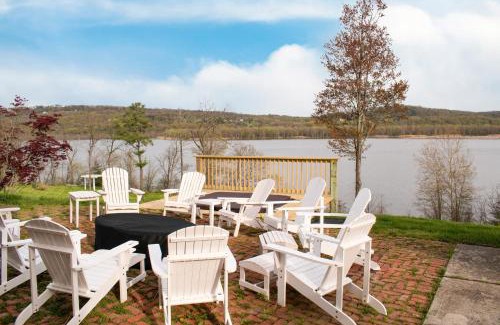 Catskill House | River House by AvantStay Historic Secluded Estate on the Hudson River w Pool Sleeps 24