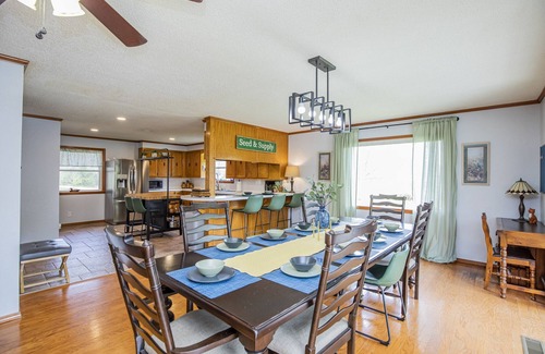 Siloam Springs Cabin | River House, kayak, fishing, king beds, riverfront