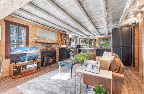 Jacksonville House | -River Retreat Log Cabin w/Gym, Game Room, and Sauna-