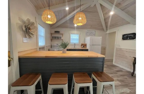 Mammoth Spring House | River Rock Cabin - Near Spring River and Main St