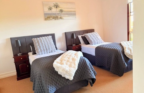 Maroochy River Resort | River Rock Retreat Maroochy. Sunshine Coast Hinterland 10 acre resort style