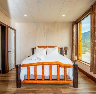 Blue River House | River Safari Bear Den