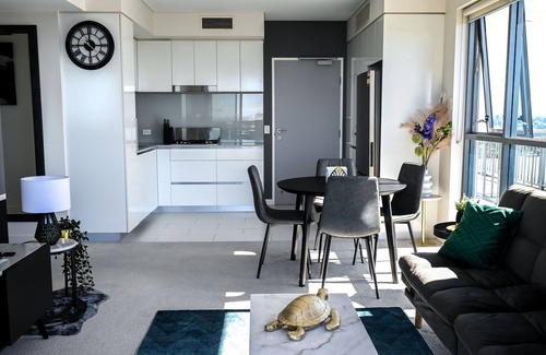 Bowen Hills Apartment | River view apartment in Brisbane with parking