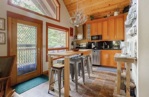 Zigzag Ski Chalet | River View Chalet