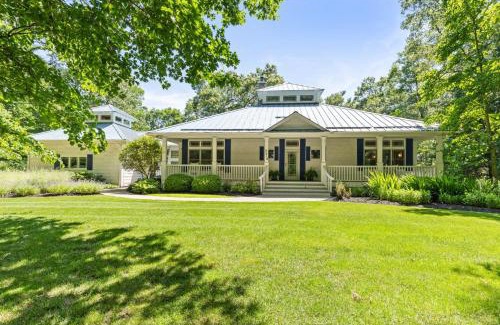 Saugatuck Villa | River Walk