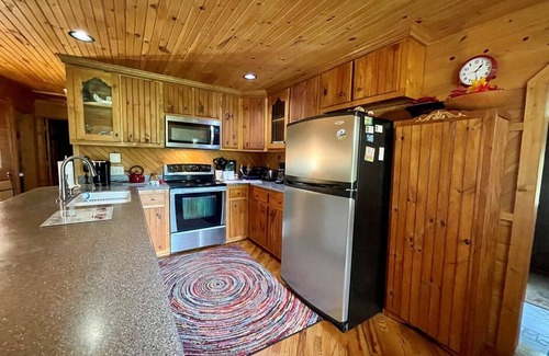 Crumpler Cabin | RiverAccess,Pet Friendly,Mtn & River Views,PoolTable,Fireplace,WIFI,porch/deck