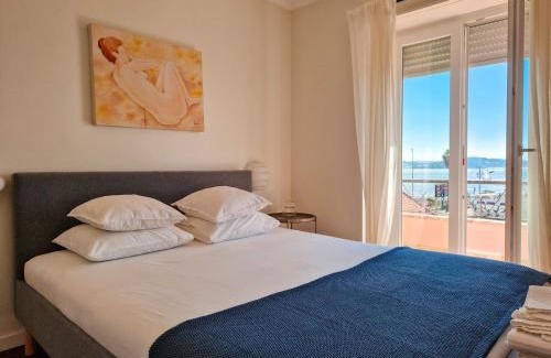 Linda-a-Velha Apartment | Riverfront 2 Bedrooms with Balcony
