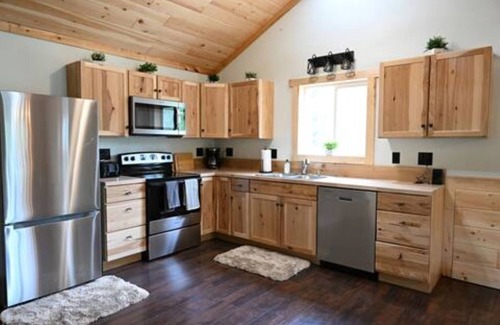 Paris Cabin | Riverfront Bear Cabin