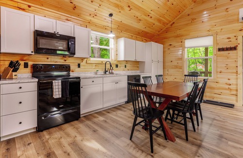 Jamestown Cabin | Riverfront Cabin~Firepit~Private Boat Ramp w/river access~Dog-Friendly!