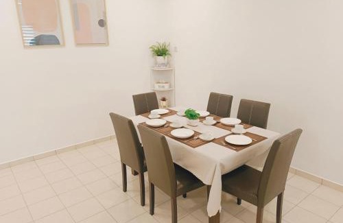 Telok House | Riverfront City, Up to 8 Pax, 3 Bedrooms, 2 Bathrooms, 2 Car Park by Star Home