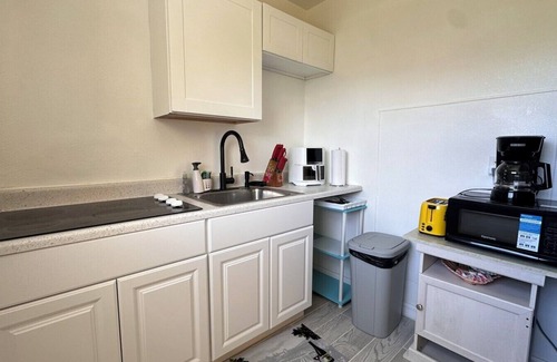 Tropic House | Riverfront Cozy 1-bedroom A