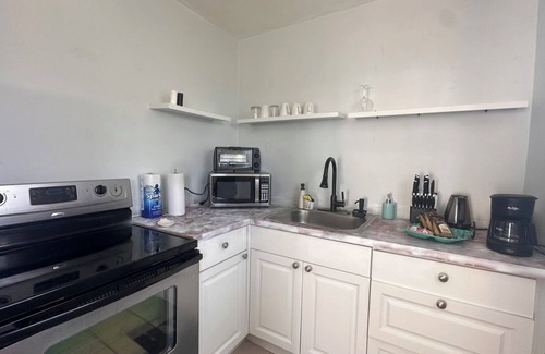 Tropic House | Riverfront Cozy 1-bedroom B