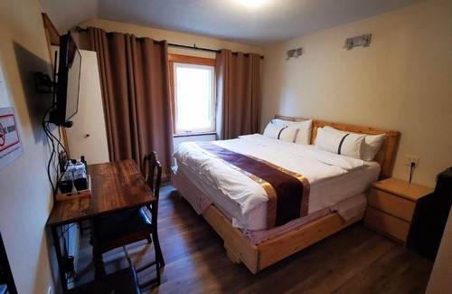 Banff Bed & Breakfast | Riverfront Estate Bed&Breakfast Banff