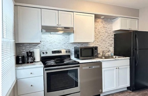 Yorkville Apartment | Riverfront/Fast Wi-Fi/Fishing/RW Waterpark/Kayak