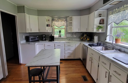 Duck House | Riverfront/Fishing/Elk Rail Trails/4-bedroom house in beautiful Duck