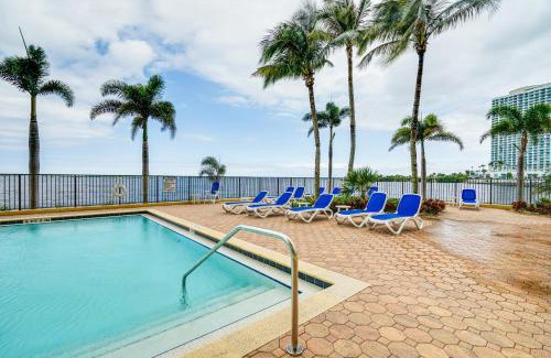 East 1st Street Apartment | Riverfront Fort Myers Condo with Community Amenities
