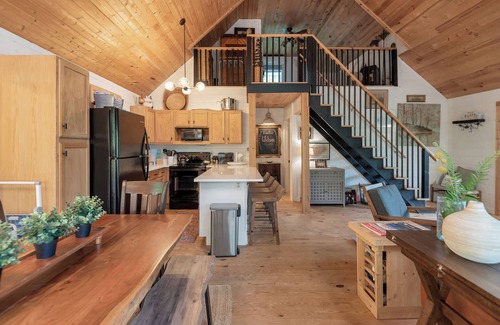 Crumpler Cabin | Riverfront log cabin in Crumpler- On the New River
