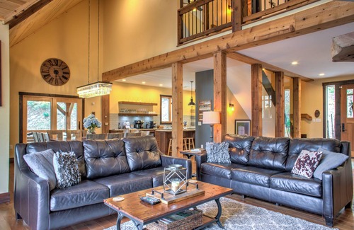 Burnsville Cabin | Riverfront Luxury Lodge w/Hot Tub + Biltmore Pass | Pet-Friendly Paradise