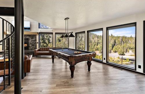 Trail House | Riverfront Oregon retreat with hot tub and pool
