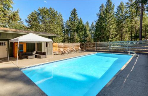 Trail House | Riverfront Oregon retreat with hot tub and pool