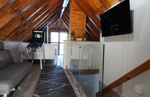 Strong Villa | Riverfront Retreat **HOT TUB** WiFi at the edge of Muskoka
