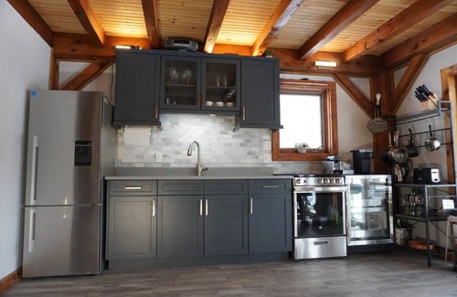 Strong Villa | Riverfront Retreat **HOT TUB** WiFi at the edge of Muskoka