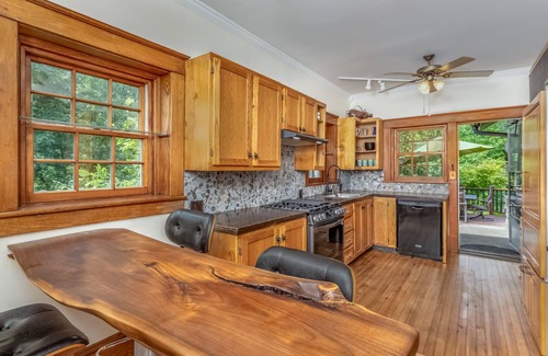 Gardiner House | Riverfront stone cottagenPrivate dock & boatsnPersonal spanprivate resort