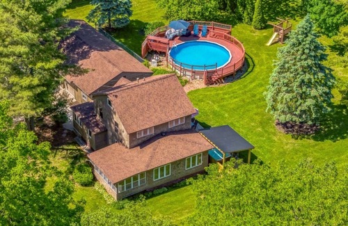 Lyndon House | Riverfront, swimming pool, hot tub, pickleball court, basketball, billiard