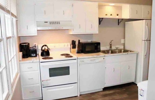 Yorkville House | Riverfront Townhome in Downtown Yorkville